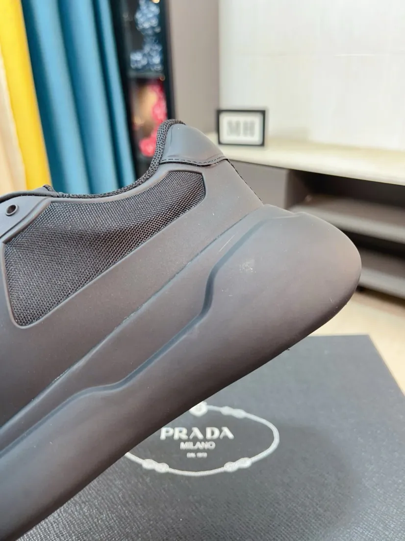 The ex-factory price is 680🌹🌹The high-quality new Prada (Prada) counters are launched simultaneously. The new men's shoes and 😘fabrics are selected from imported mesh and glue-spraying technology. Imported cowhide lining. 👍🏿High-end☄️Open-molded non-slip rubber outsole, exquisite lines, simple and elegant, comfortable and high-end for leisure travel. Code number: 38 to 44